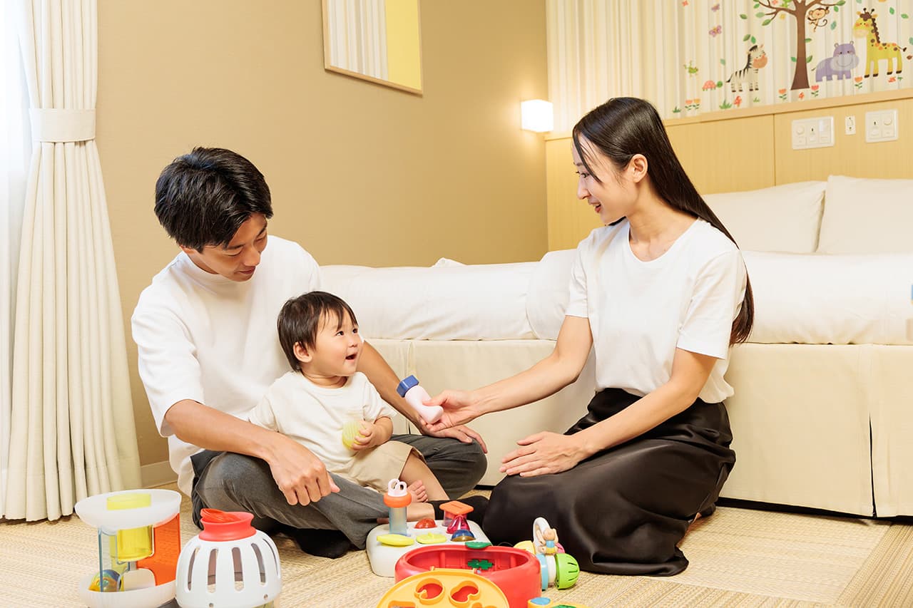 日和ホテル舞浜 ベビールームで親子で遊ぶ様子