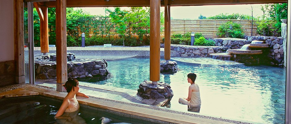 岩に囲まれた露天の湯船