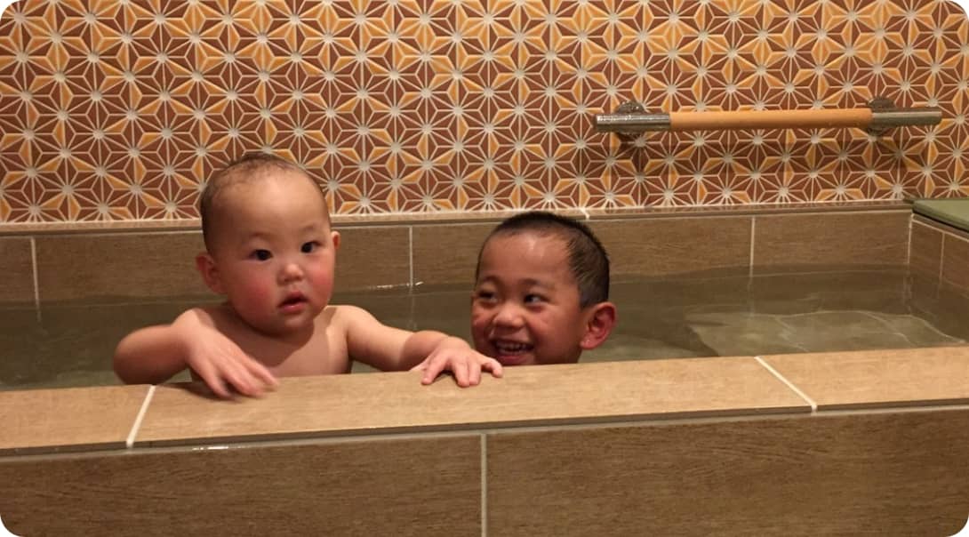 季粋の宿紋屋の貸切風呂に入る子どもたち