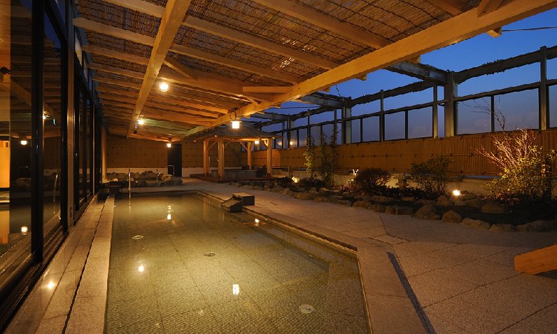 東京・湯河原温泉 万葉の湯 町田の夜にライトアップされた露天風呂