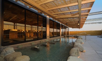 石と簾屋根に囲まれた東京・湯河原温泉 万葉の湯 町田の露天風呂