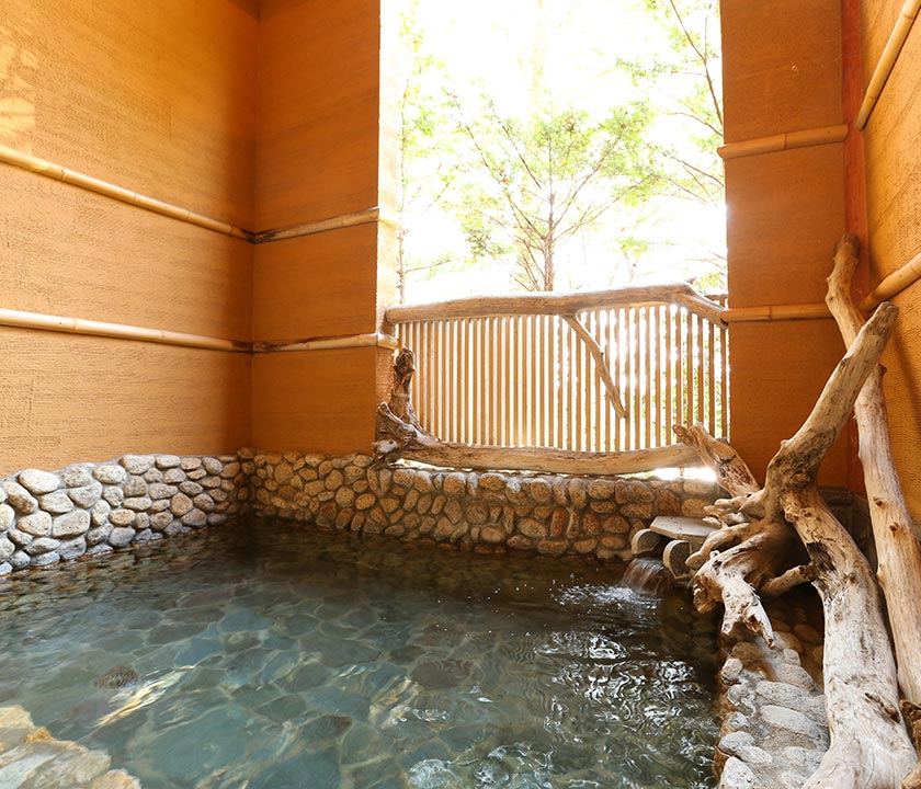 大浴場の露天風呂(ドーミー倶楽部軽井沢)
