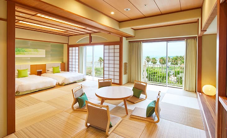グランドニッコー東京ベイ舞浜 和洋室の低いベッドと東京湾の眺め