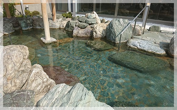 岩に囲まれた露天風呂