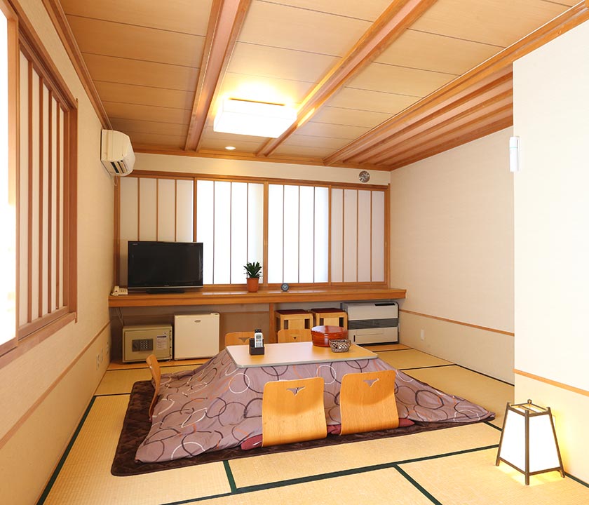 本館和室13.5畳、こたつのある客室(ドーミー倶楽部軽井沢)
