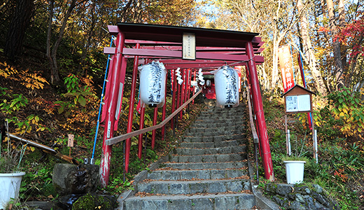 穴守稲荷神社の赤い鳥居と石段