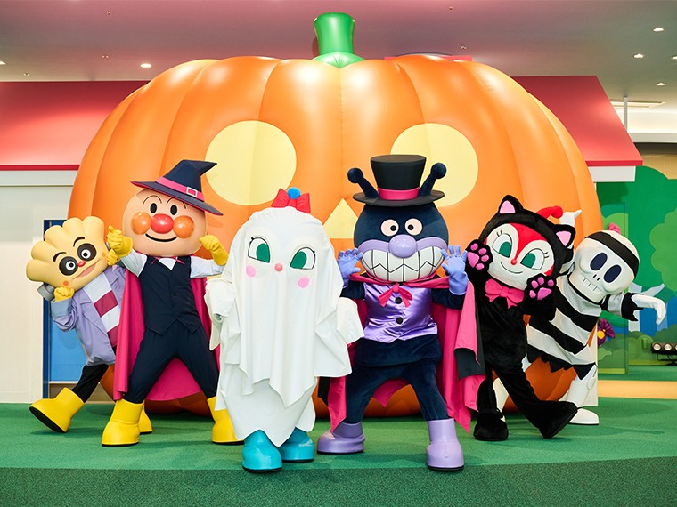 ハロウィーンの仮装をしたアンパンマンたち