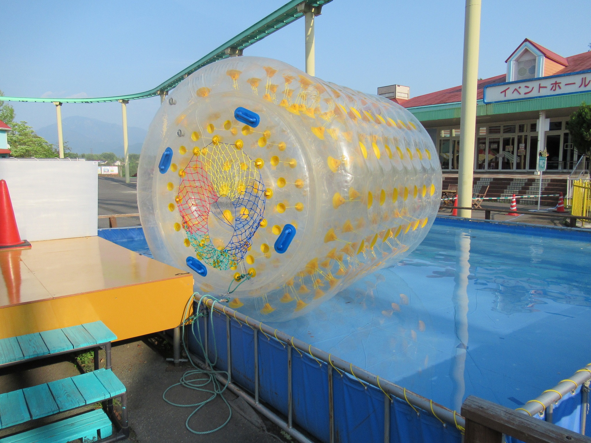 水を張ったプールに浮かぶ透明な円筒形のアクアロール