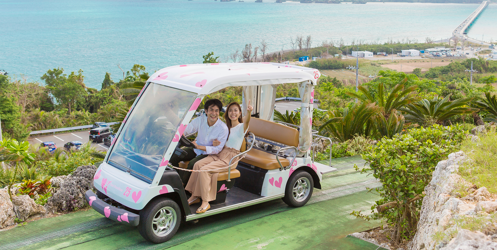 展望タワーへ上る自動運転カート