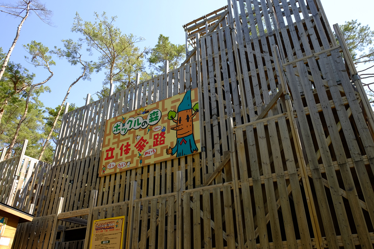 木の板を組んだ5階建ての立体迷路を見上げたところ