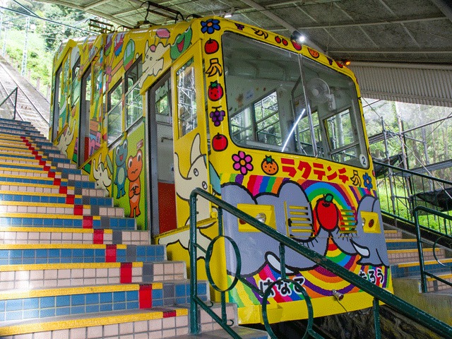 階段の横に停まるラクテンチのケーブルカー