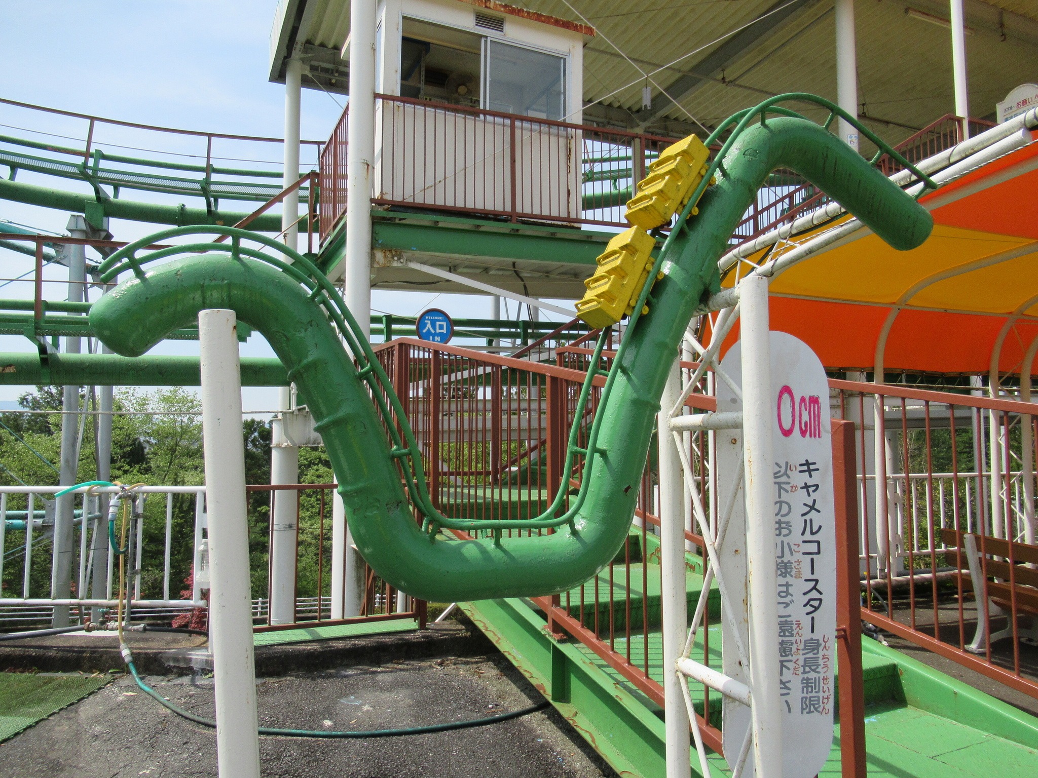 身長制限の看板が立つキャメルコースターの乗り場