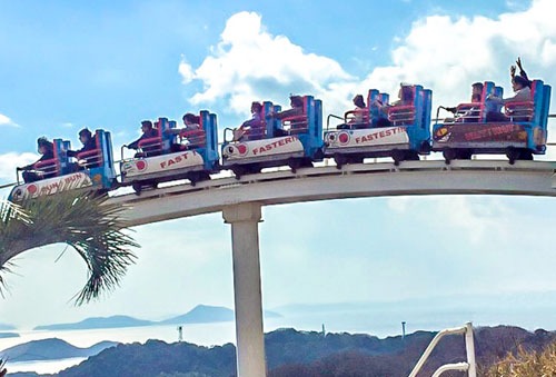 瀬戸内海を背に山頂を滑走するRUN! RUN! チューピーコースター