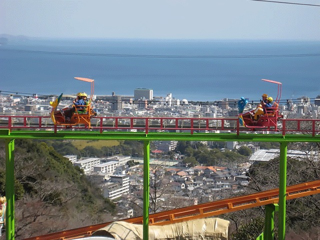 別府の市街地と海を見下ろして走るサイクルモノレール