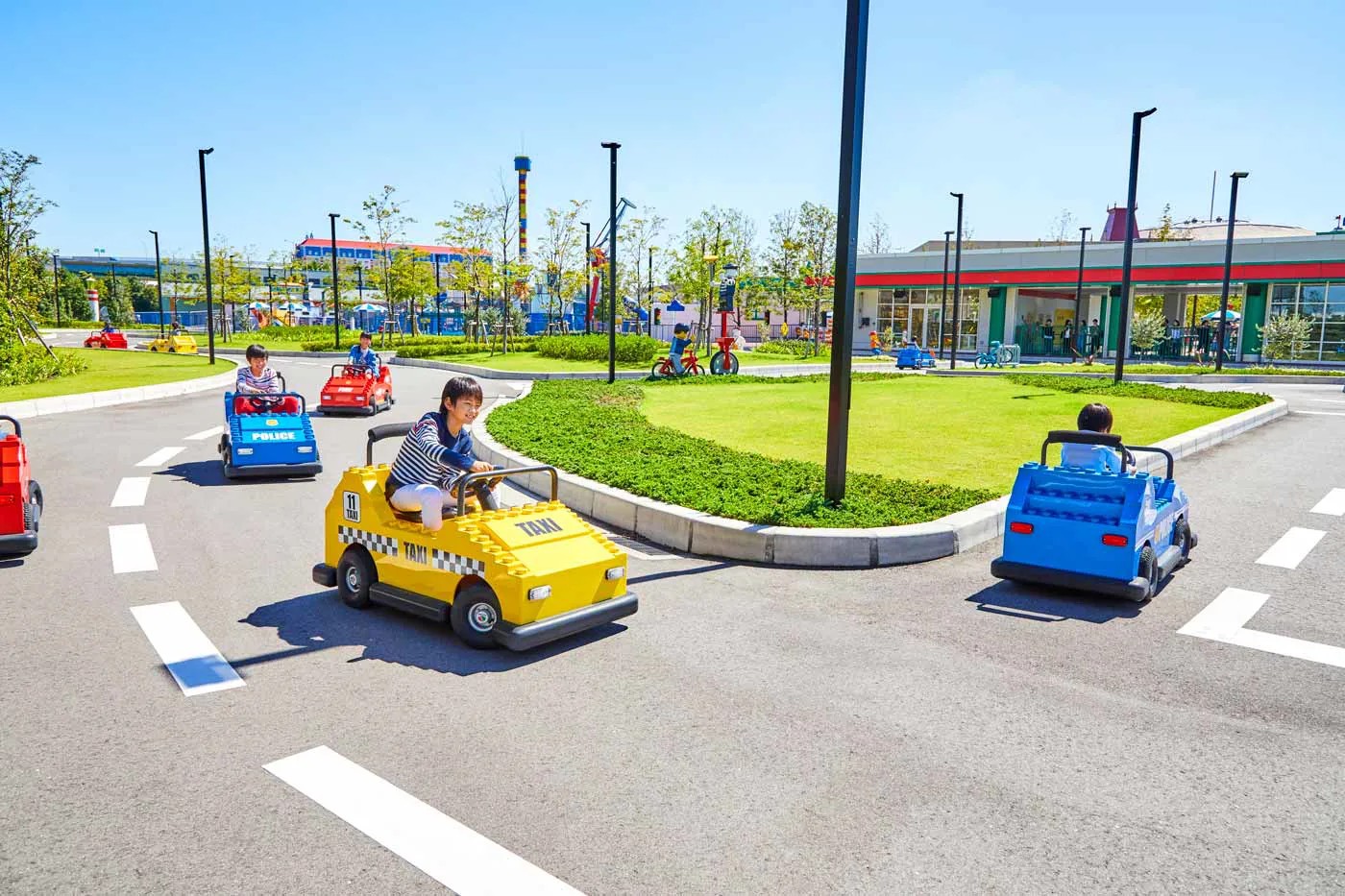 交差点のあるコースで小さな車を運転する子どもたち(レゴランド・ジャパン)