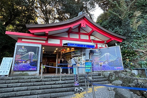 朱色の屋根の江の島エスカー1区の乗り場