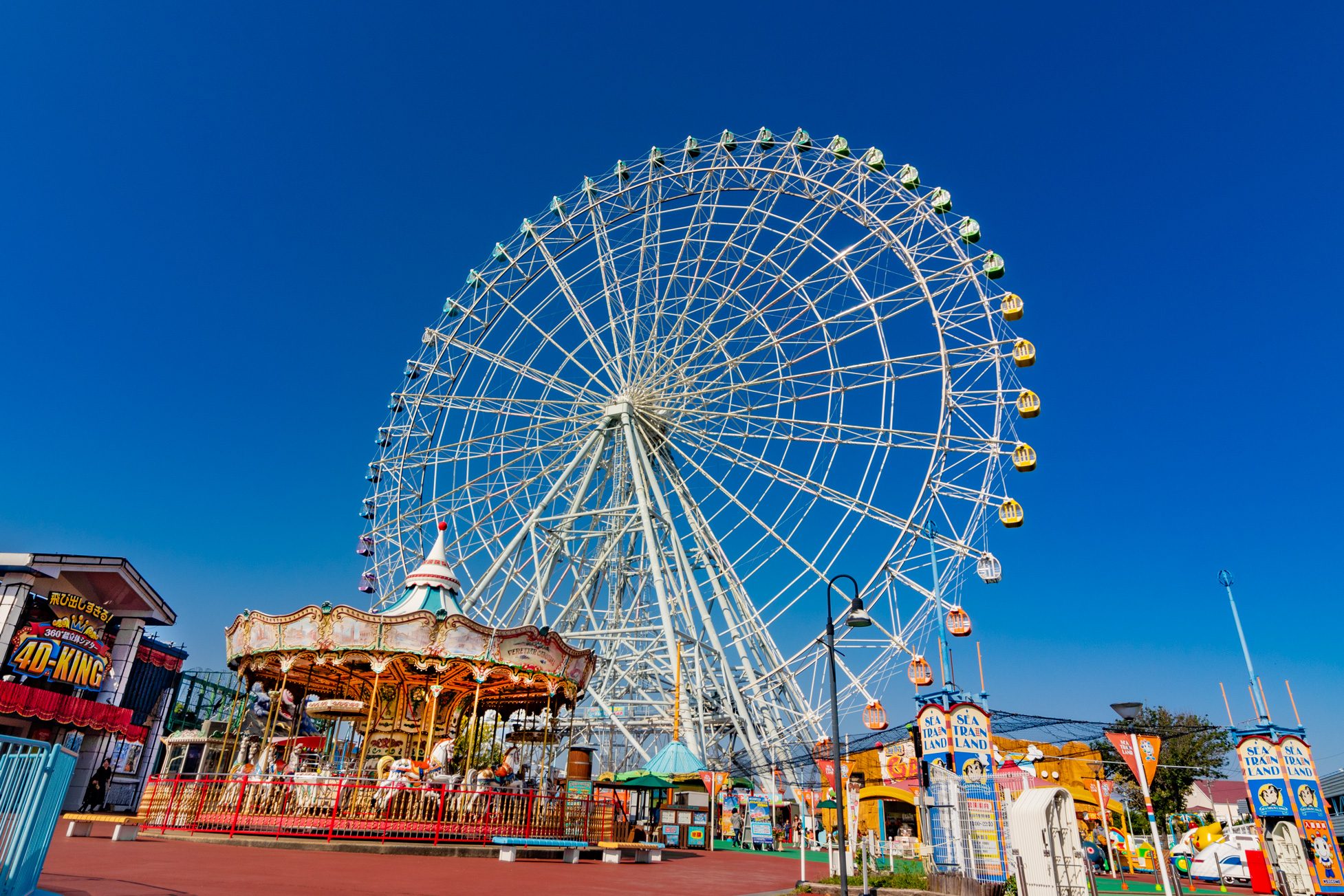 大観覧車と手前のメリーゴーランド