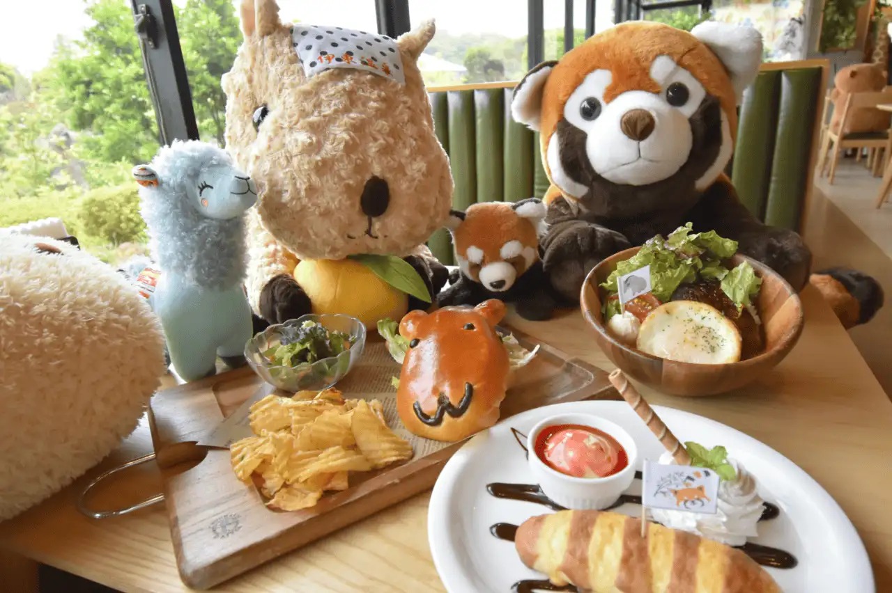 伊豆シャボテン動物公園 ギボン亭のキッズプレートと動物のぬいぐるみ