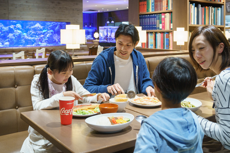 水槽のあるレストランの店内