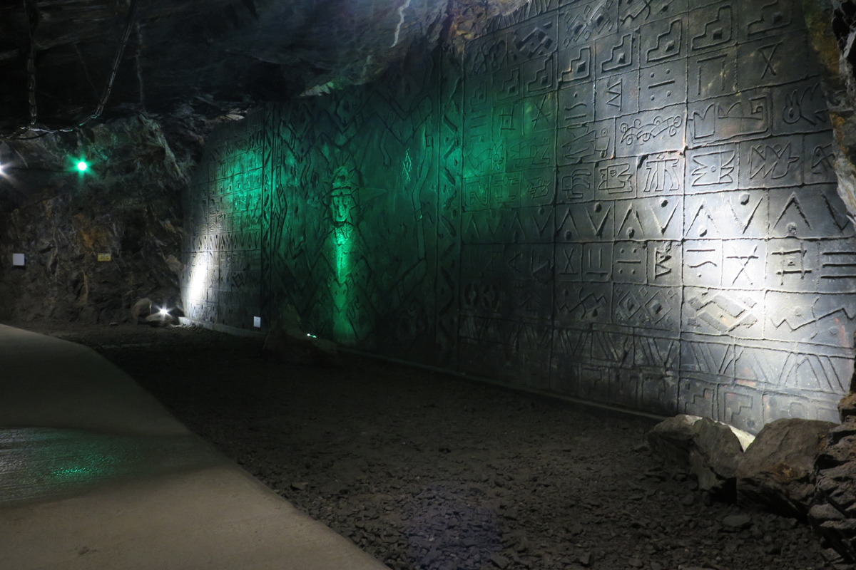 古代文字が刻まれた壁画の回廊