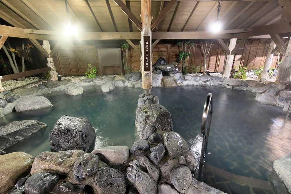 屋根のかかった露天の岩風呂