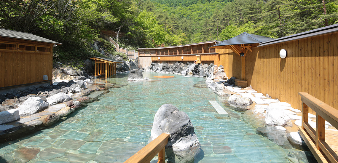 森に囲まれた西の河原露天風呂の湯船