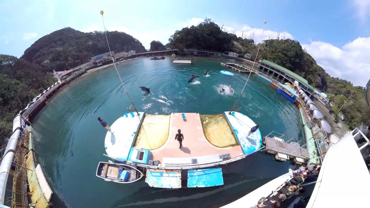 入り江に浮かぶ海上ステージ