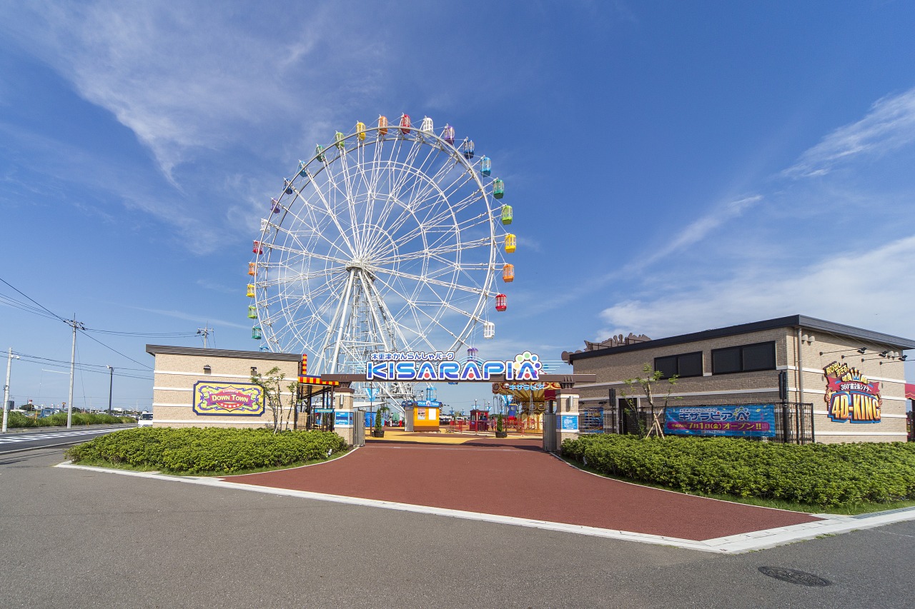 入園ゲート越しに見える大観覧車