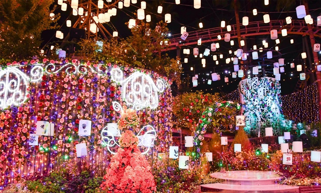 光の遊園地のランタンと花のイルミネーション