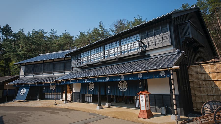 江戸の町並みを再現した村内の建物