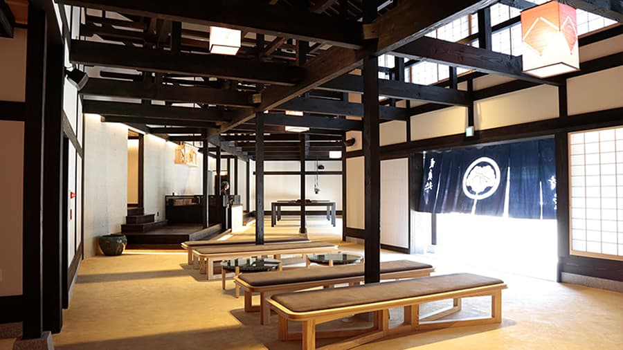 長いすが並ぶ村内の建物の中