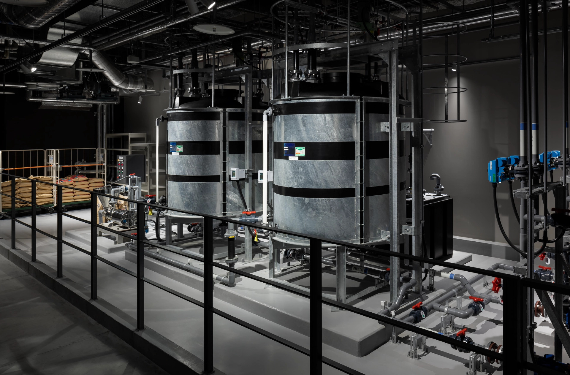 4階LABORATORYに並ぶ海水をつくるプラント2基