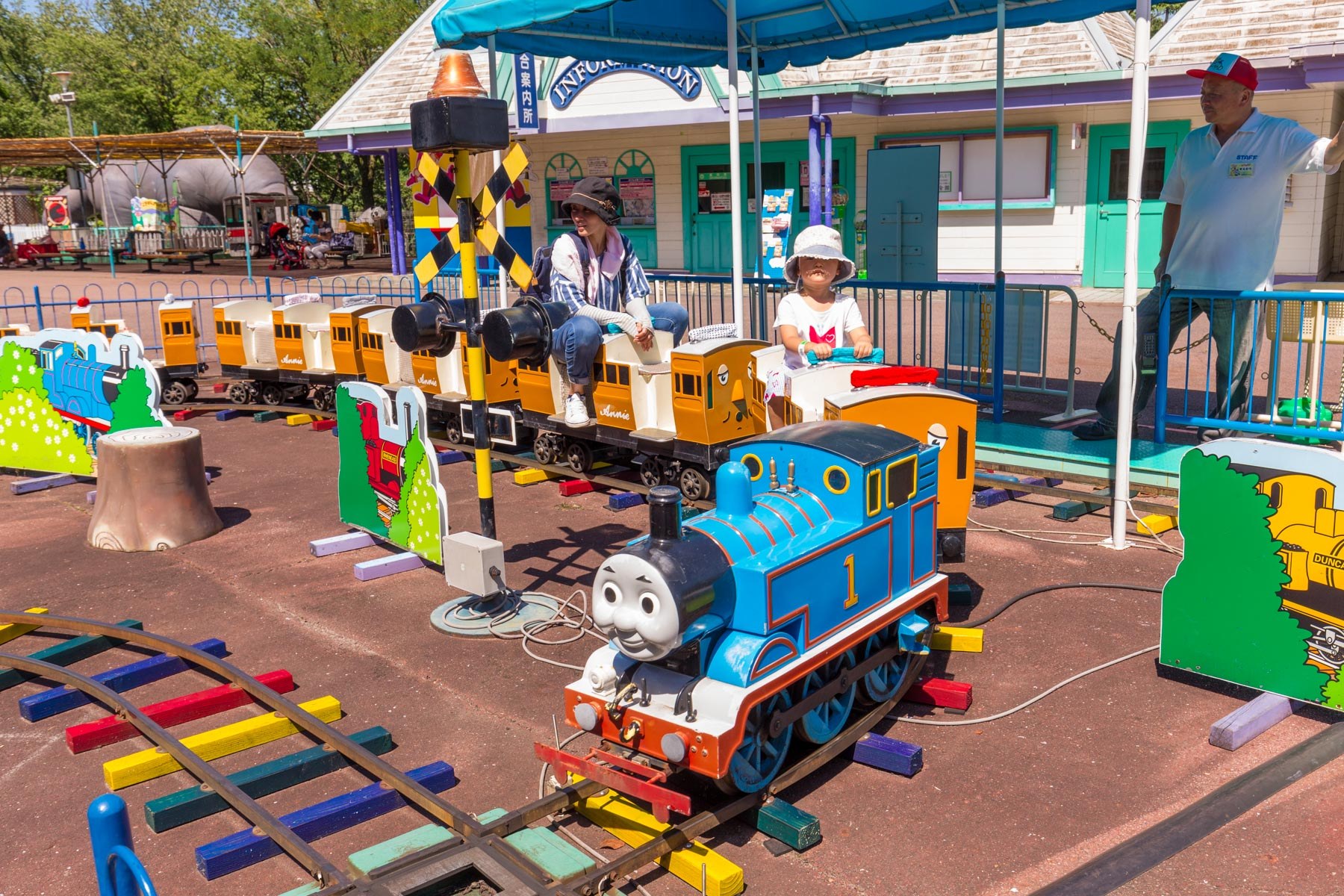 トーマスの汽車に乗る子ども