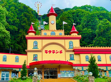 城のような形をした別府ラクテンチのメインゲートの建物