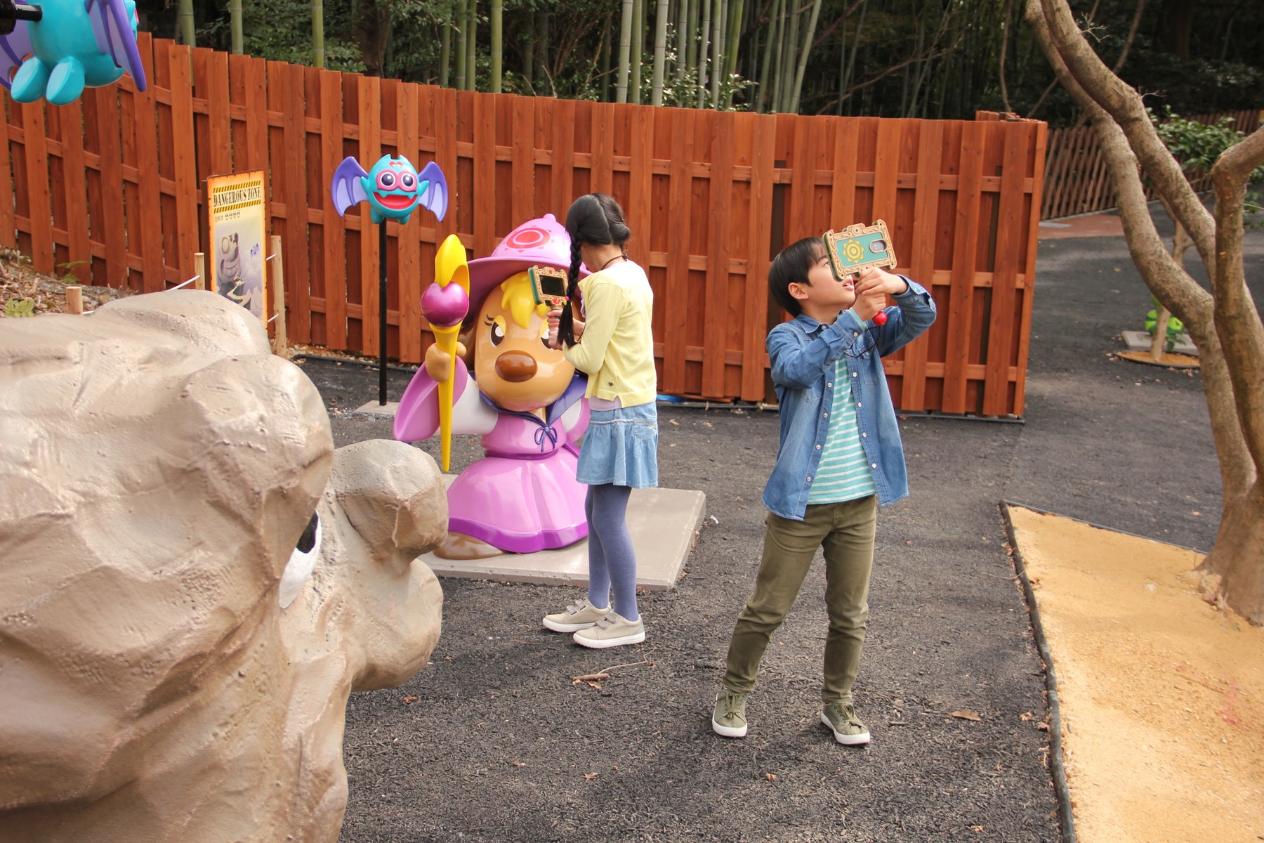まものスコープを構える子どもたち