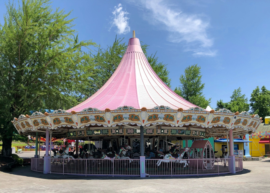 ピンクの屋根のメリーゴーランド