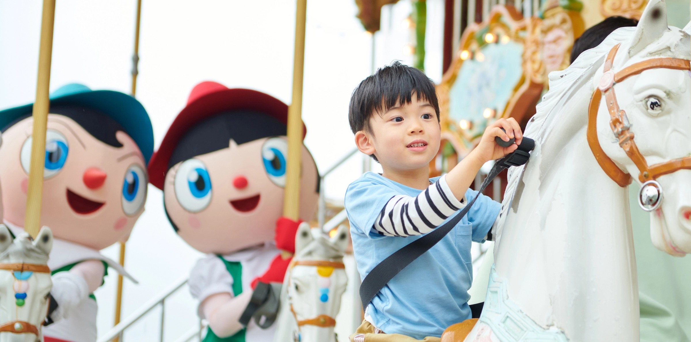 浜名湖パルパル メリーゴーランドの白馬にまたがる男の子