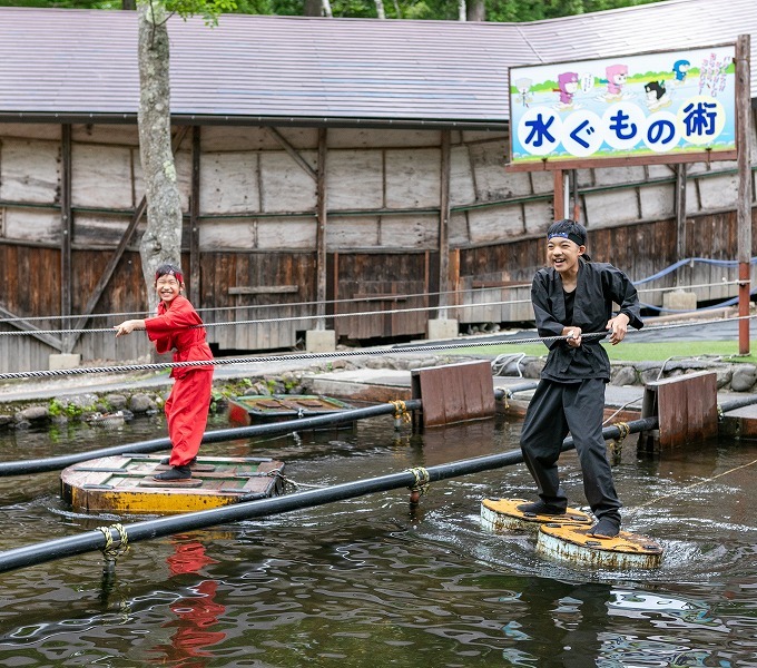 池の上を渡る水ぐもの術に挑む子どもと忍者
