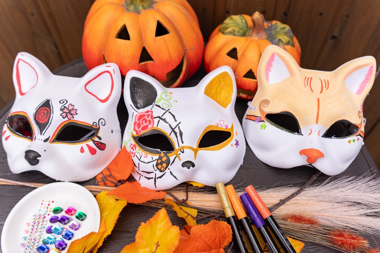 絵付けした猫のお面とハロウィンのかぼちゃ