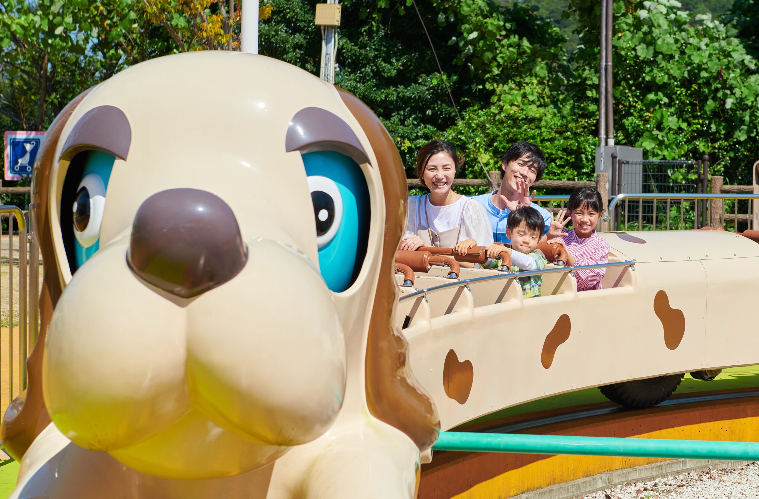 浜名湖パルパル ダックスフンド型の乗り物おでかけダックスに乗る家族