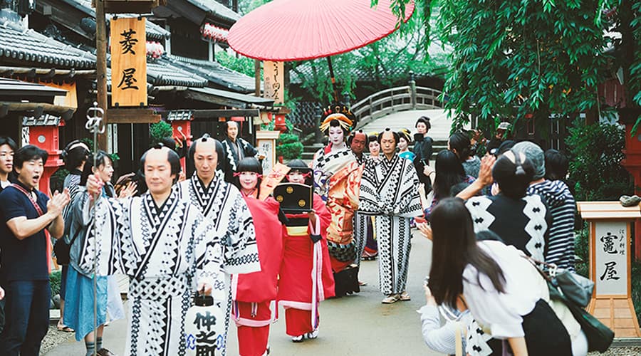 日光江戸村の通りを練り歩く花魁道中