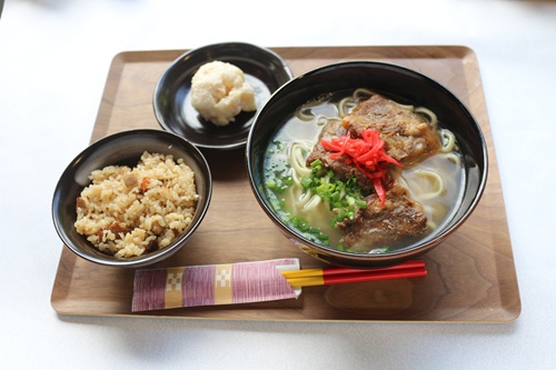 おもろ茶屋のソーキそば定食