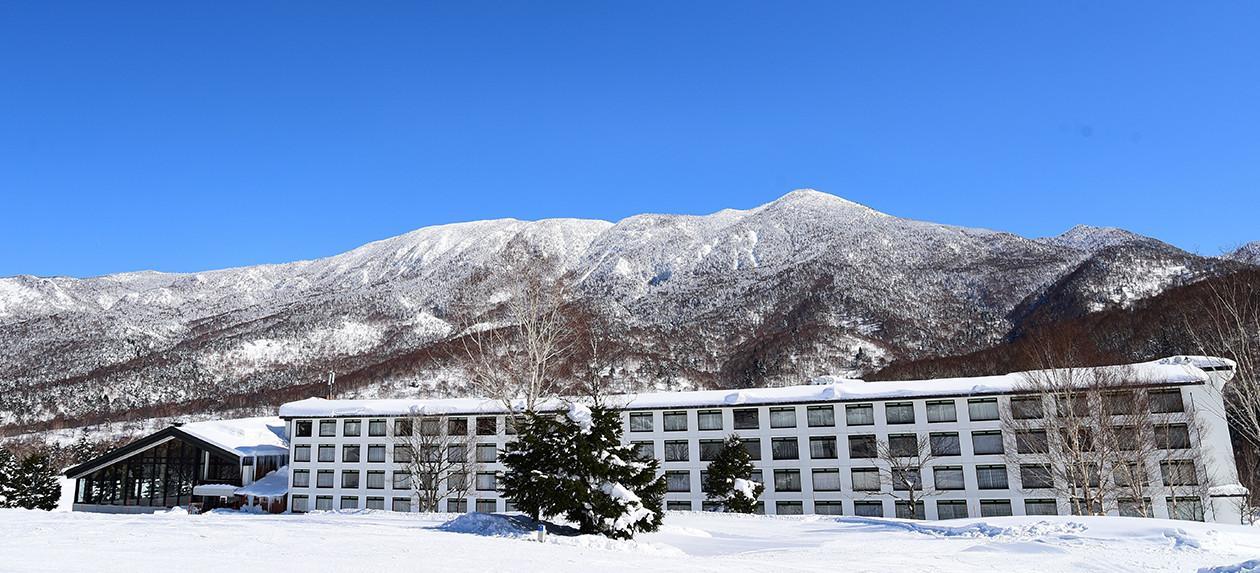 雪山を背にした志賀高原プリンスホテル