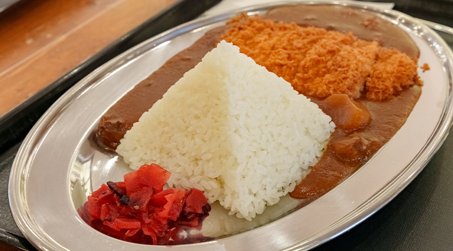 ピラミッド型のライスが乗ったカツカレー
