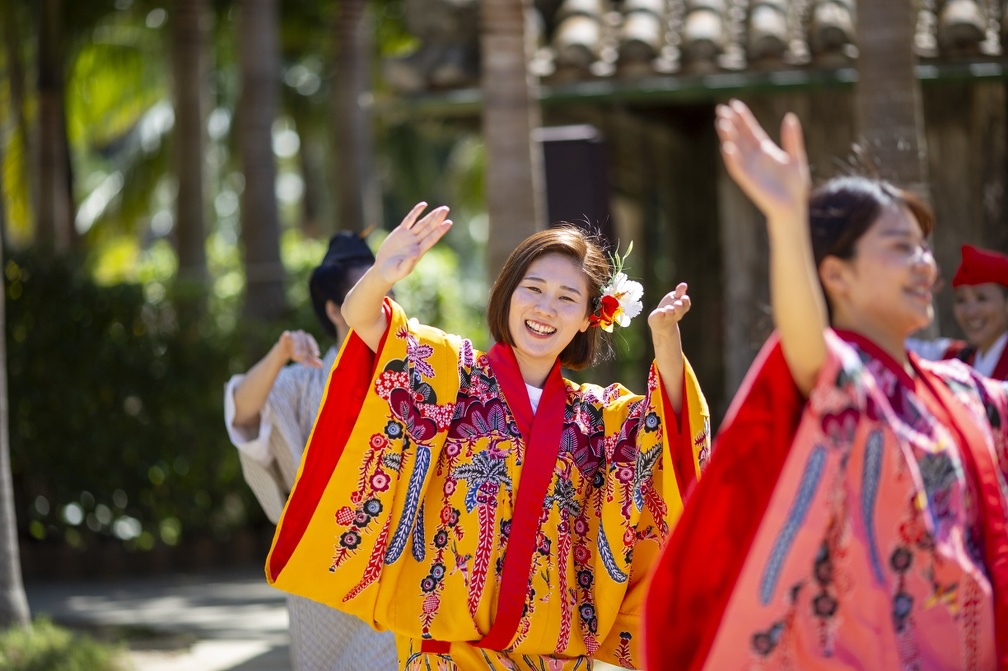 琉装姿でカチャーシーを踊る様子
