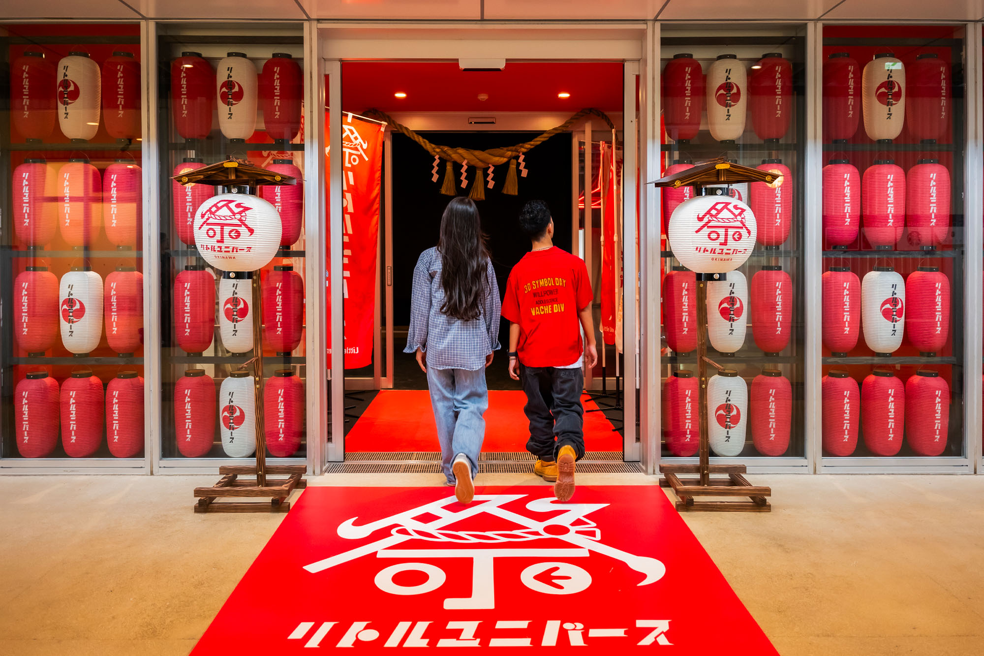 提灯が並ぶリトユニ祭門