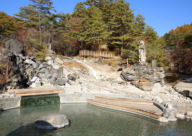 温泉が湧き出す西の河原公園
