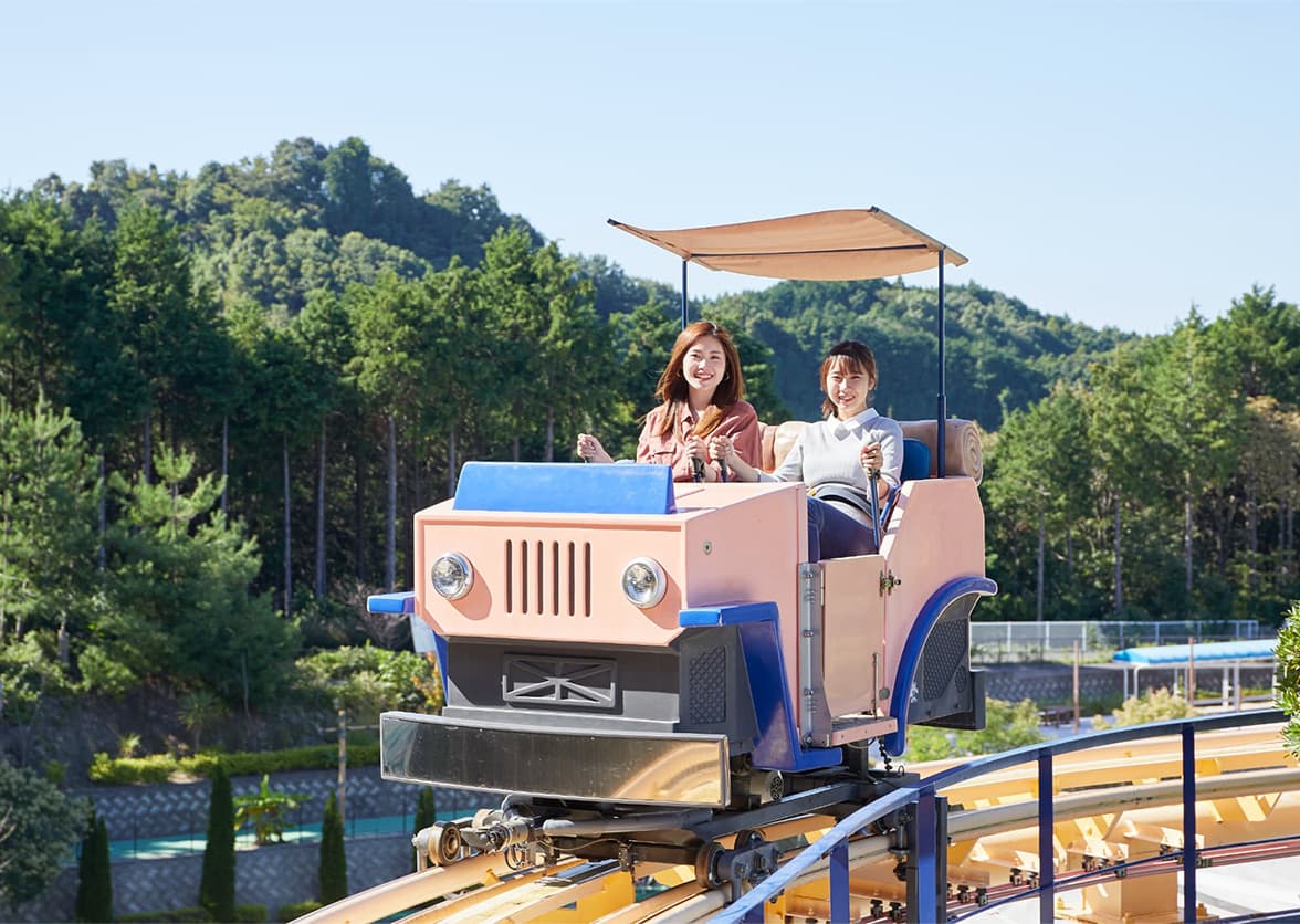 高架のレールの上を進む車の形をしたスカイサイクルウォーカー
