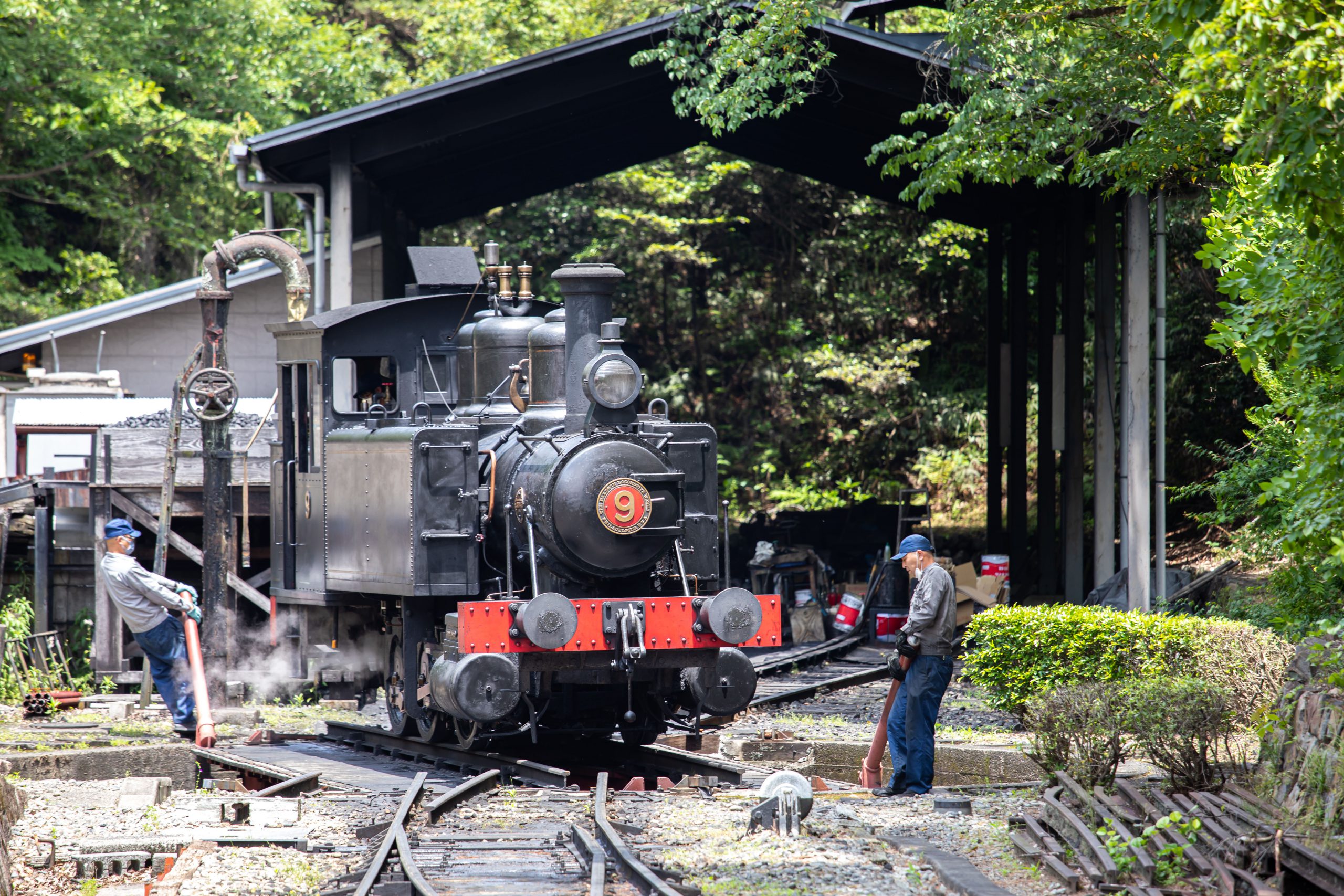 機関庫の前に停まる蒸気機関車9号