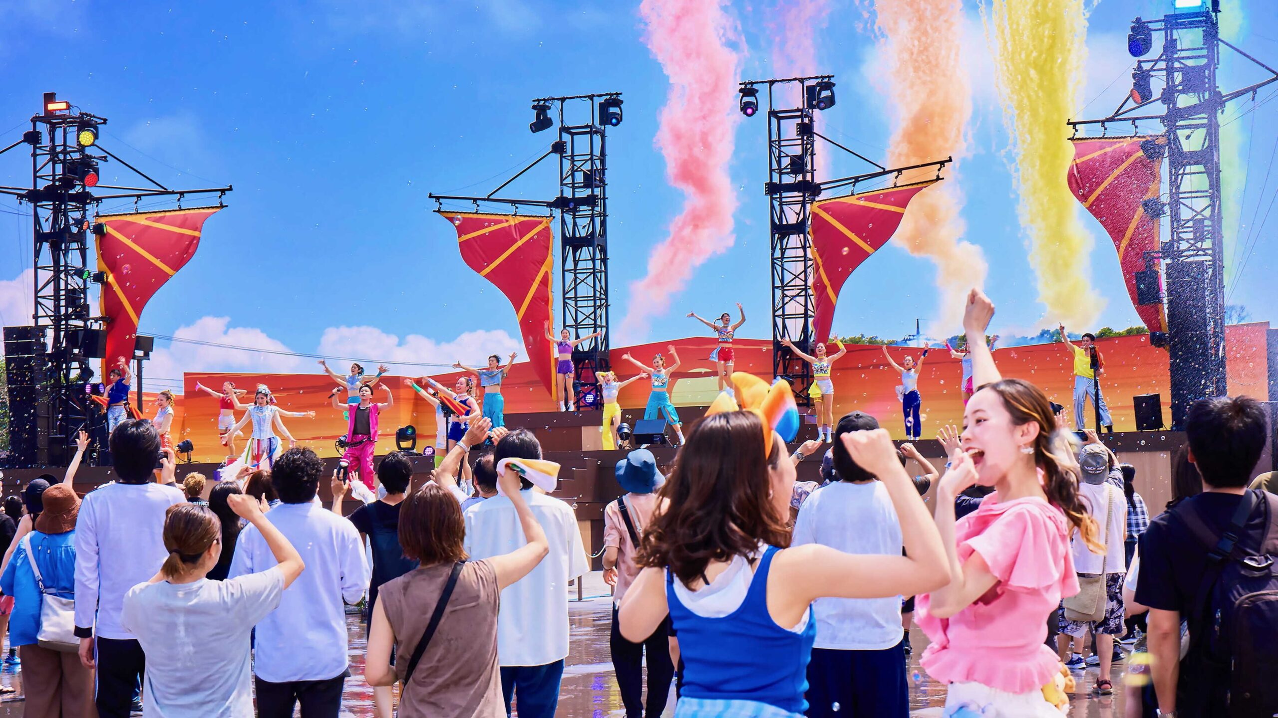ジャングリア沖縄 スプラッシュフェスのステージと水を浴びる観客